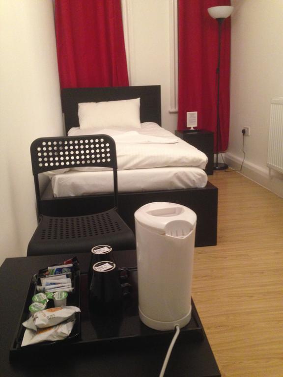 Duke Of Fife Hotel Barking  Room photo